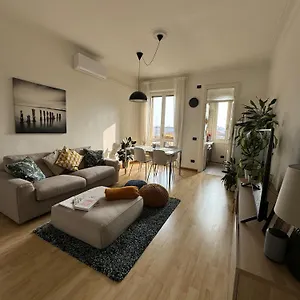 Trilocale Con Due Balconi A Isola Porta Nuova Appartamento Milano